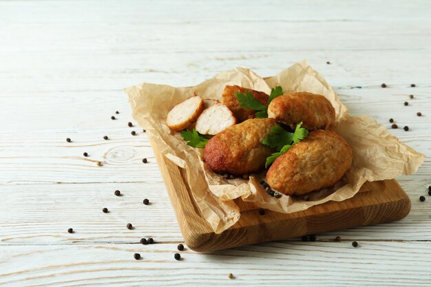 Conceito de comida saborosa com costeletas na mesa de madeira branca