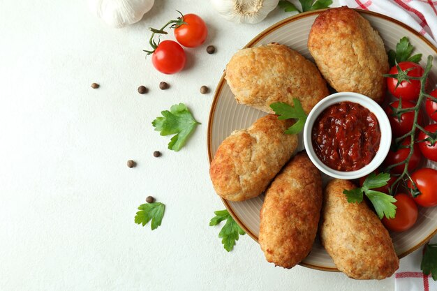 Conceito de comida saborosa com costeletas na mesa texturizada branca