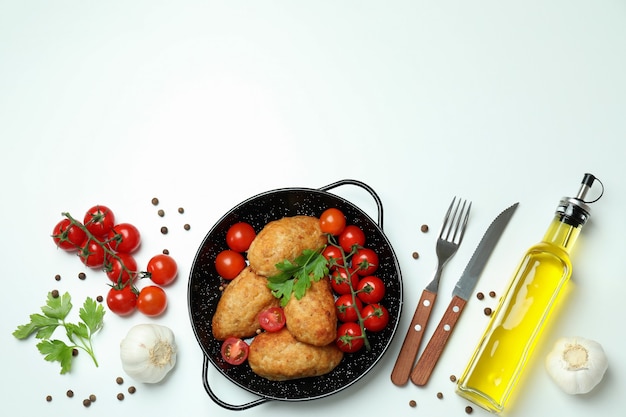Conceito de comida saborosa com costeletas no fundo branco