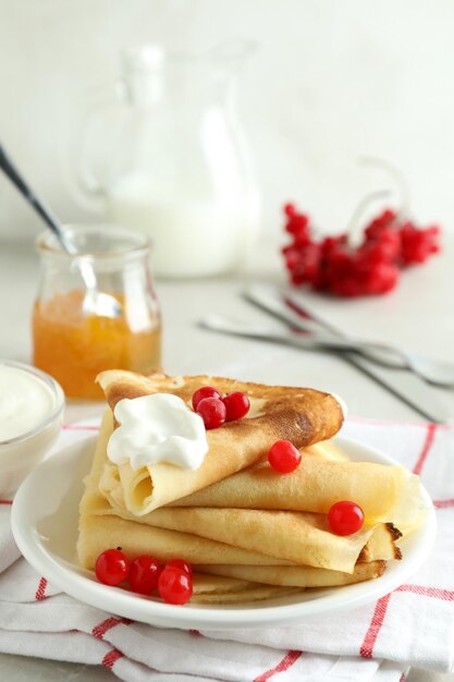 Conceito de comida saborosa com crepes, close-up