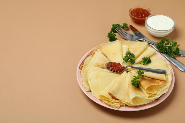 Conceito de comida saborosa com crepes em fundo marrom