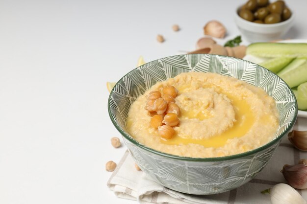 Conceito de comida saborosa com espaço de hummus para texto