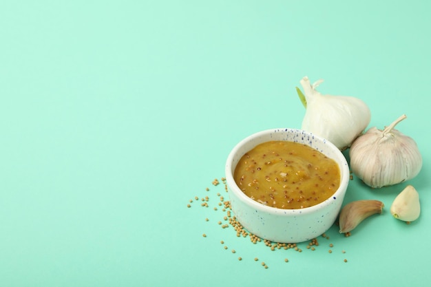 Conceito de comida saborosa com espaço de molho para texto