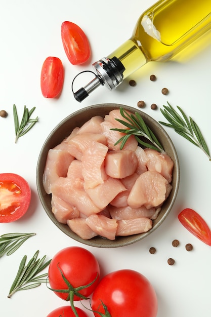 Conceito de comida saborosa com fatias de filé de frango cru no fundo branco