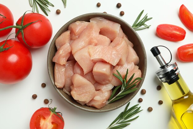 Conceito de comida saborosa com fatias de filé de frango cru no fundo branco