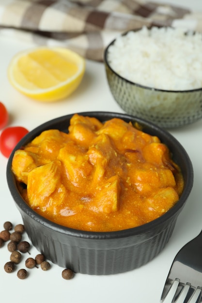 Foto conceito de comida saborosa com frango tikka no fundo branco