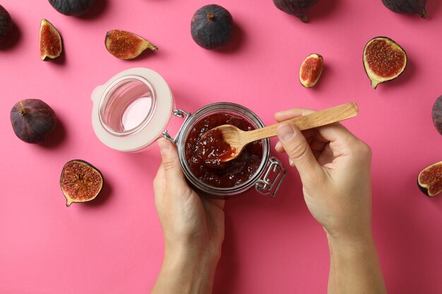 Conceito de comida saborosa com geléia de figo no fundo rosa