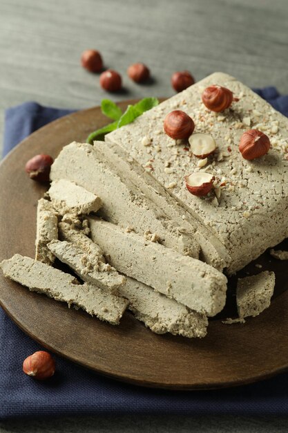 Conceito de comida saborosa com halva em fundo cinza de madeira