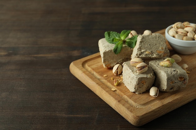 Conceito de comida saborosa com halva em fundo de madeira