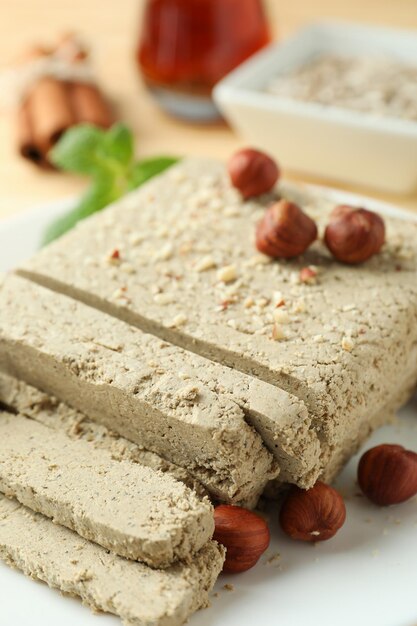 Conceito de comida saborosa com halva em fundo de madeira