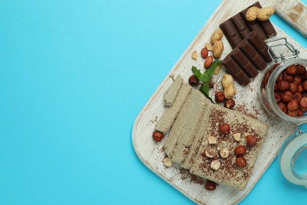 Conceito de comida saborosa com halva sobre fundo azul