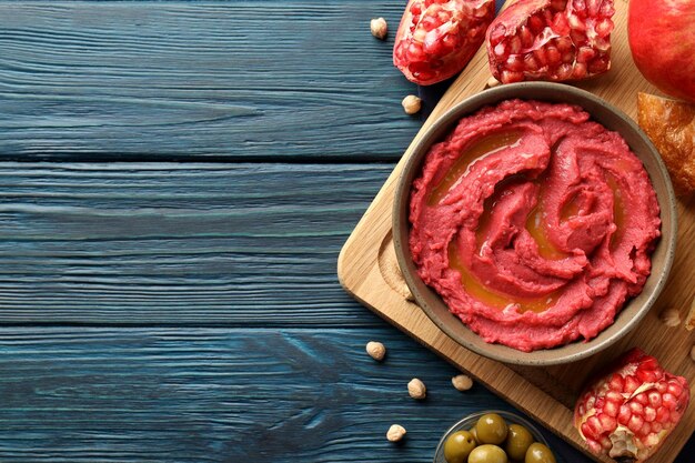 Conceito de comida saborosa com homus, espaço para texto
