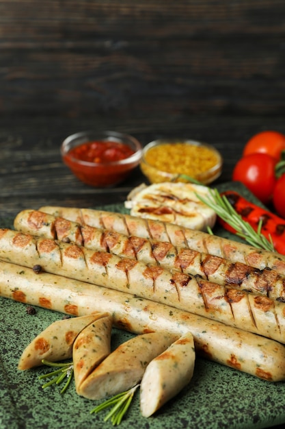 Conceito de comida saborosa com linguiça grelhada na mesa de madeira