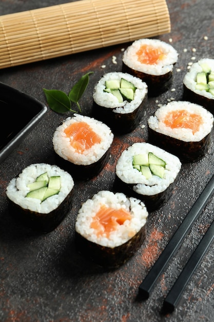 Conceito de comida saborosa com maki em plano de fundo texturizado escuro