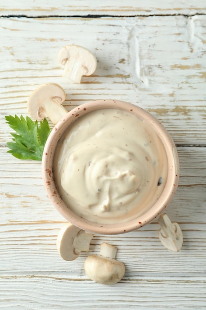 Conceito de comida saborosa com molho de cogumelos em fundo branco de madeira