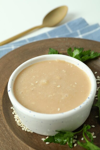 Conceito de comida saborosa com molho tahini, close-up