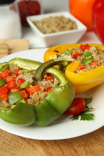 Conceito de comida saborosa com pimenta recheada, close up