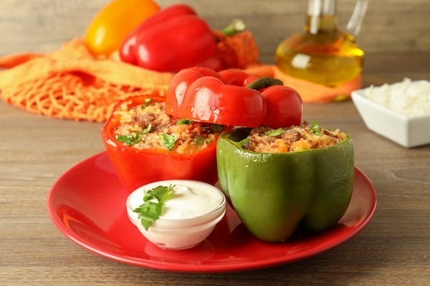 Conceito de comida saborosa com pimenta recheada na mesa de madeira