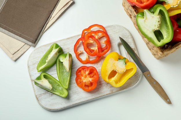 Conceito de comida saborosa com pimentão em fundo branco