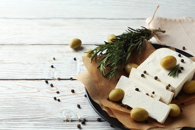 Conceito de comida saborosa com queijo feta em madeira branca
