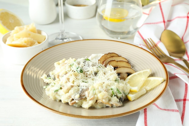 Conceito de comida saborosa com risoto com cogumelos, close-up