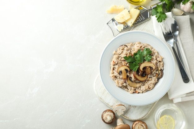 Conceito de comida saborosa com risoto com cogumelos, espaço para texto