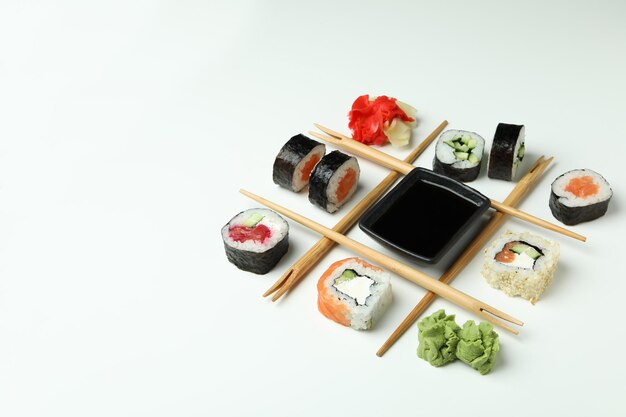 Conceito de comida saborosa com rolos de sushi, espaço para texto