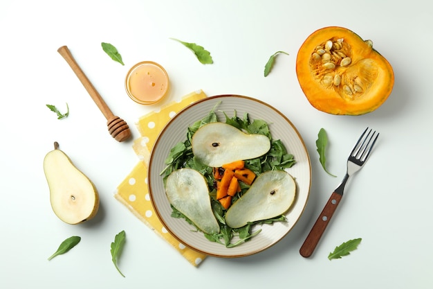 Conceito de comida saborosa com salada de abóbora no fundo branco