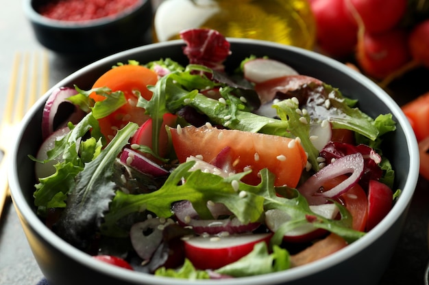 Conceito de comida saborosa com salada de legumes com molho de tahine close-up