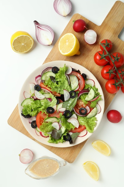 Conceito de comida saborosa com salada de legumes com molho de tahine no fundo branco