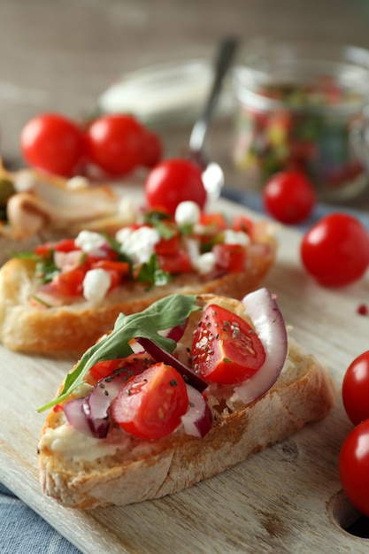 Conceito de comida saborosa com salgadinhos de bruschetta