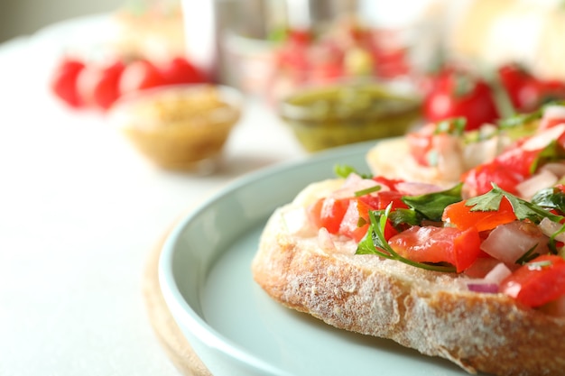 Conceito de comida saborosa com salgadinhos de bruschetta