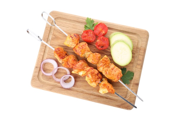 Conceito de comida saborosa com shashlik de frango isolado no fundo branco