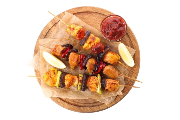 Conceito de comida saborosa com shashlik de frango isolado no fundo branco