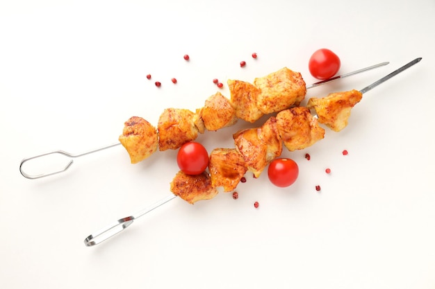 Conceito de comida saborosa com shashlik de frango no fundo branco