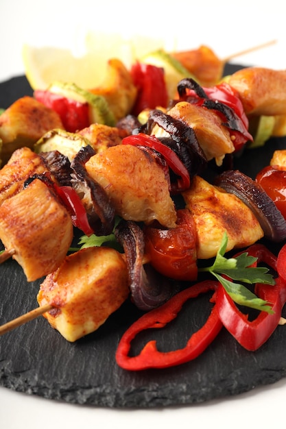 Conceito de comida saborosa com shashlik de frango no fundo branco