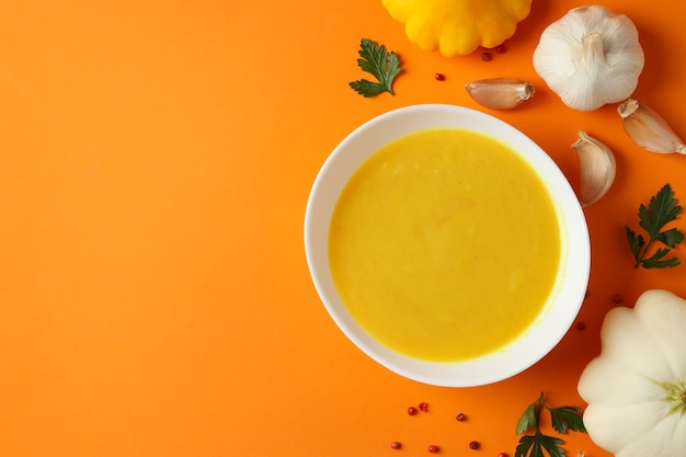 Conceito de comida saborosa com sopa de abóbora em fundo laranja