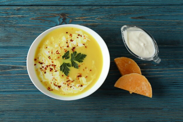 Conceito de comida saborosa com sopa de abóbora na mesa de madeira