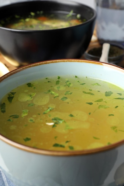 Conceito de comida saborosa com sopas de galinha ou caldos, close-up