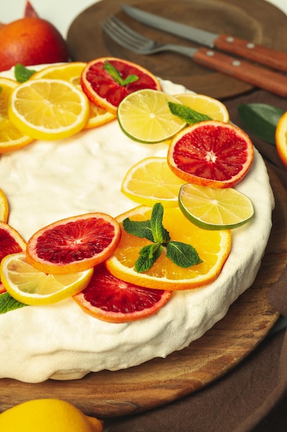 Conceito de comida saborosa com torta com merengue close-up