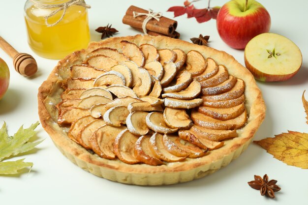 Conceito de comida saborosa com torta de maçã no fundo branco