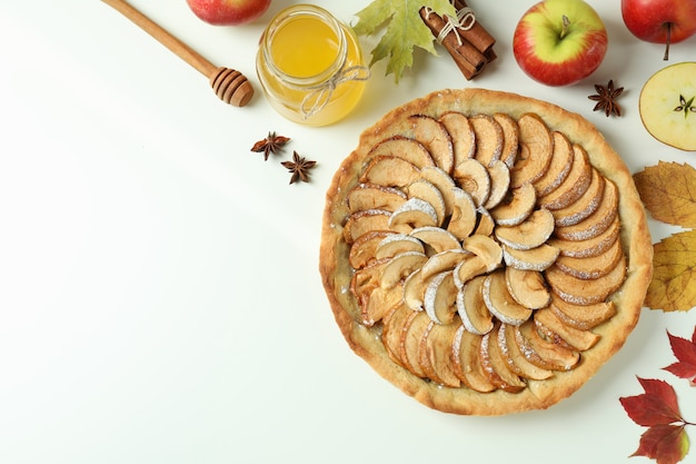 Conceito de comida saborosa com torta de maçã no fundo branco