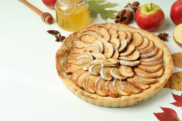 Conceito de comida saborosa com torta de maçã no fundo branco