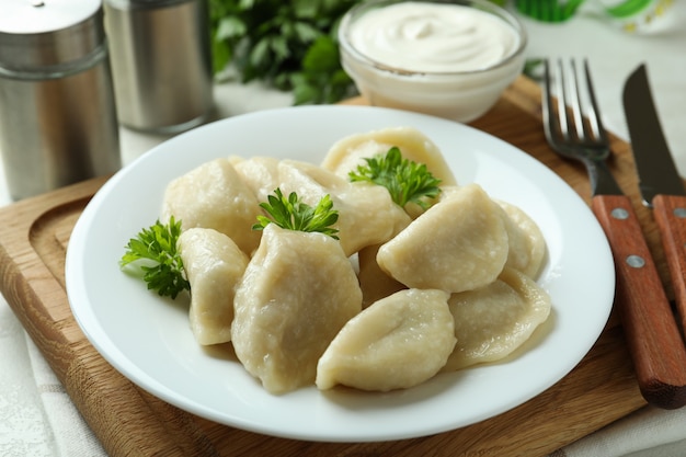 Conceito de comida saborosa com vareniki ou pierogi, close-up