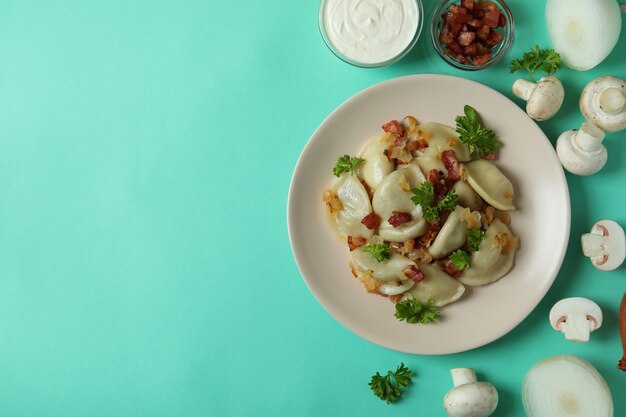 Conceito de comida saborosa com vareniki ou pierogi na superfície da hortelã