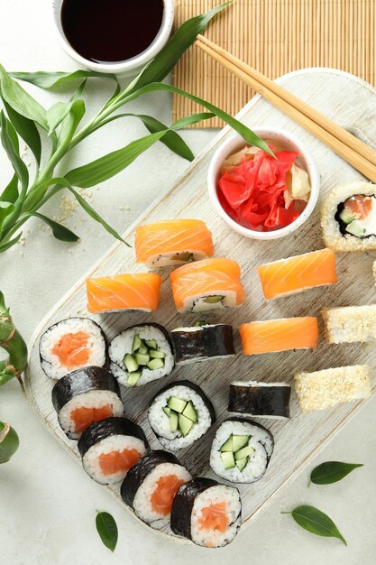 Conceito de comida saborosa com vista superior de rolos de sushi