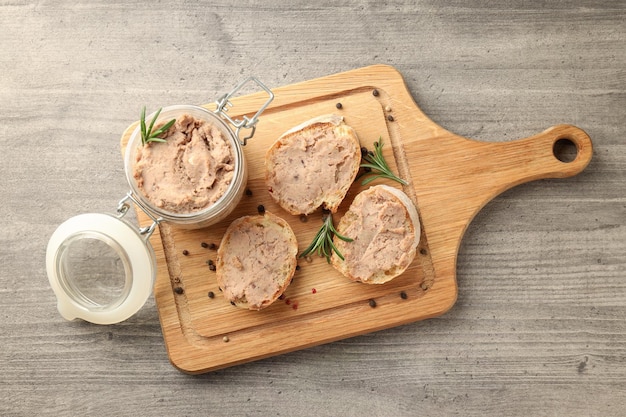 Conceito de comida saborosa com vista superior de sanduíches de patê