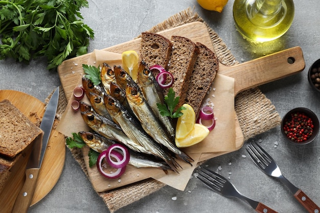 Conceito de comida saborosa delicioso peixe defumado