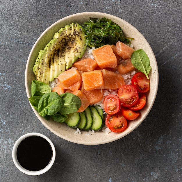 Conceito de comida saborosa e saudável tigela de puxão orgânico com sementes de salmão, abacate, legumes e chia