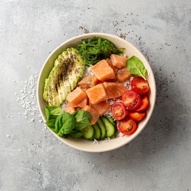 Conceito de comida saborosa e saudável tigela de puxão orgânico com sementes de salmão, abacate, legumes e chia